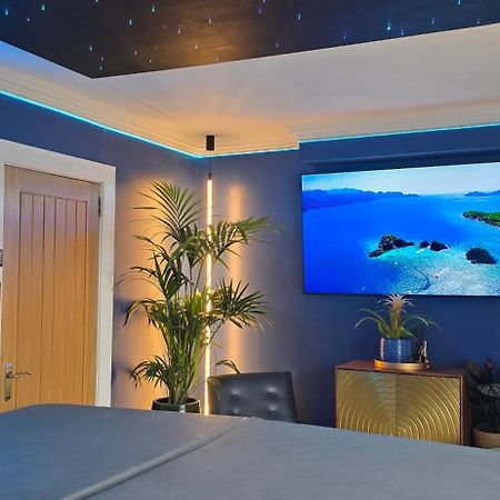 The New Blue Horse Suite At The Grumpy Schnauzer B&B Luxury Private Indoor Hot Tub Breakfast In Bed 에어드리 외부 사진