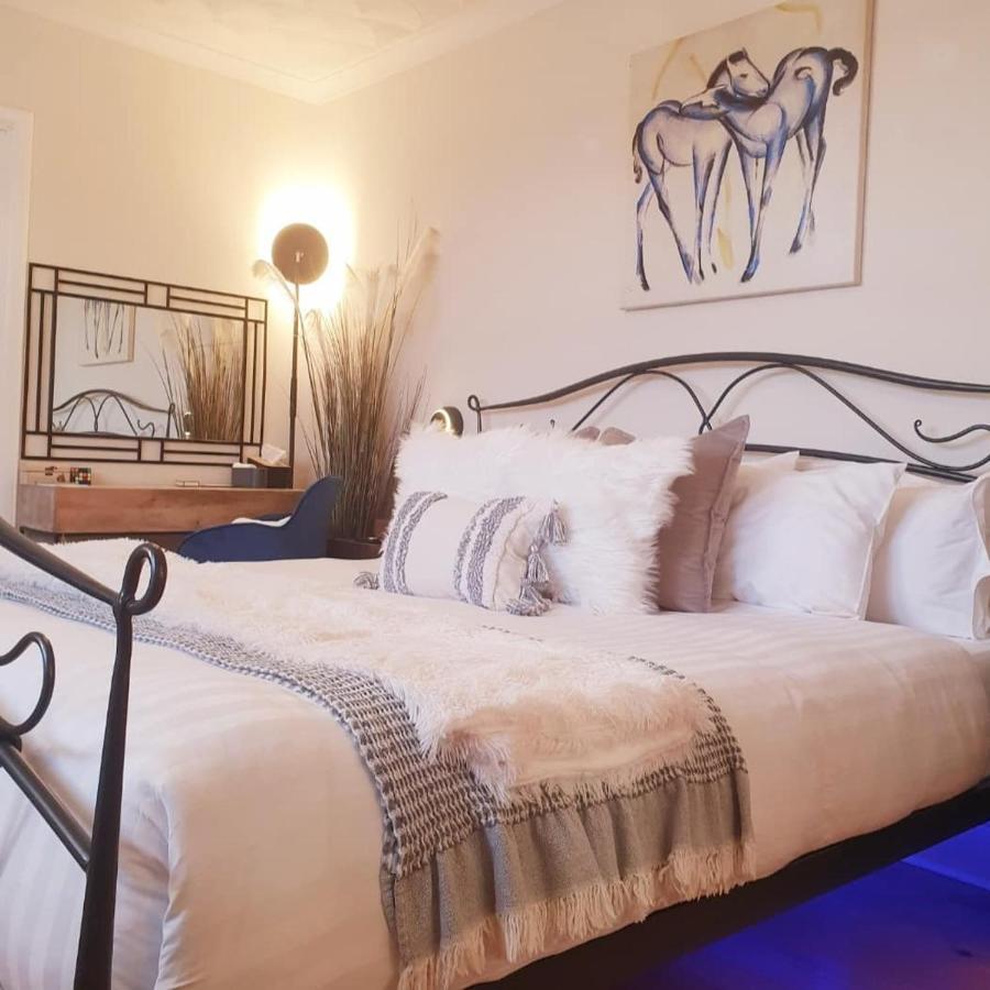 The New Blue Horse Suite At The Grumpy Schnauzer B&B Luxury Private Indoor Hot Tub Breakfast In Bed 에어드리 외부 사진