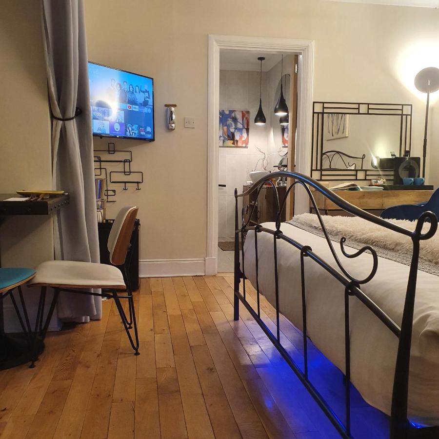 The New Blue Horse Suite At The Grumpy Schnauzer B&B Luxury Private Indoor Hot Tub Breakfast In Bed 에어드리 외부 사진