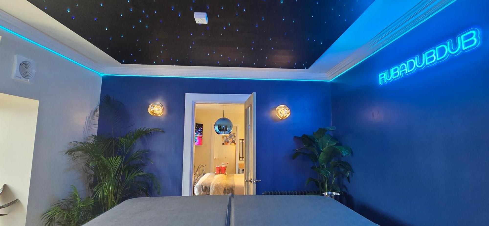 The New Blue Horse Suite At The Grumpy Schnauzer B&B Luxury Private Indoor Hot Tub Breakfast In Bed 에어드리 외부 사진