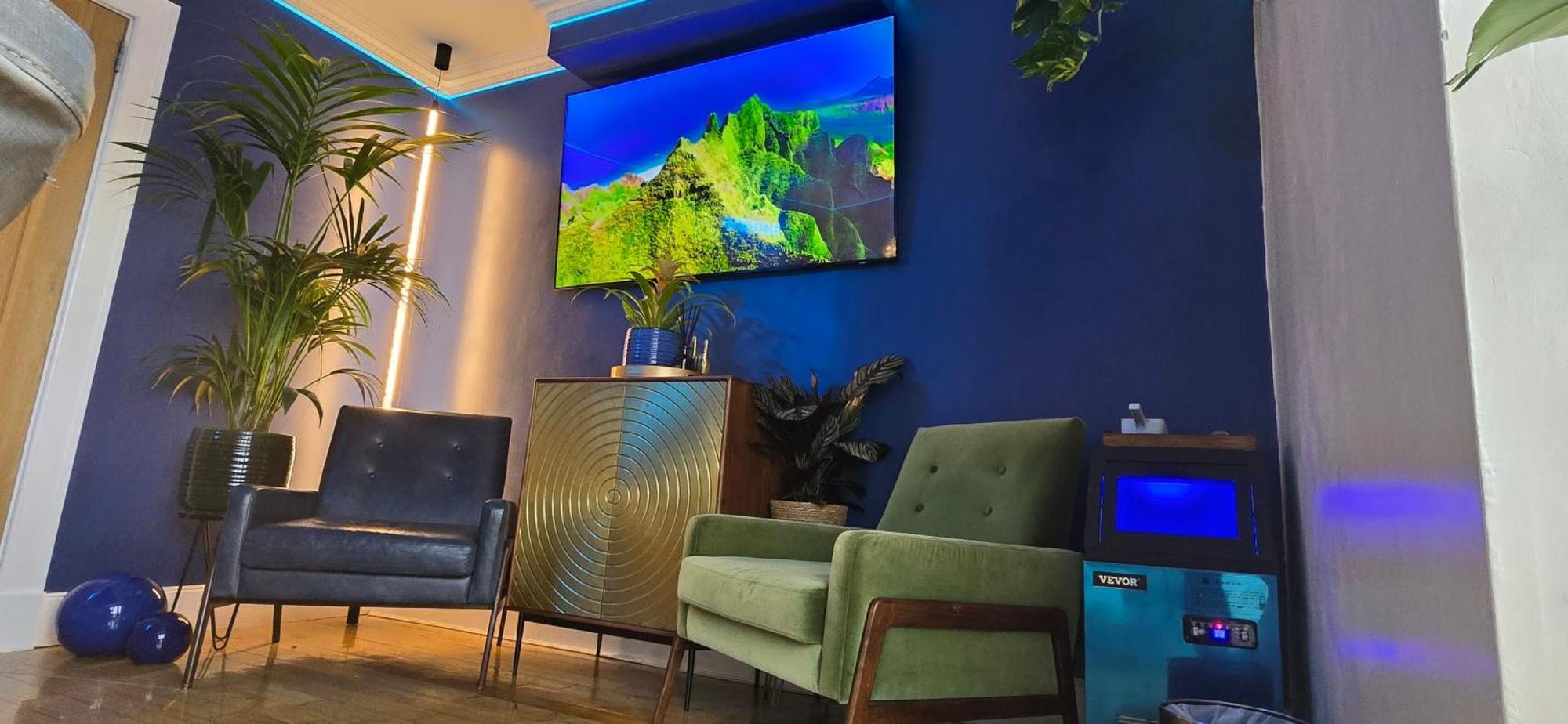 The New Blue Horse Suite At The Grumpy Schnauzer B&B Luxury Private Indoor Hot Tub Breakfast In Bed 에어드리 외부 사진