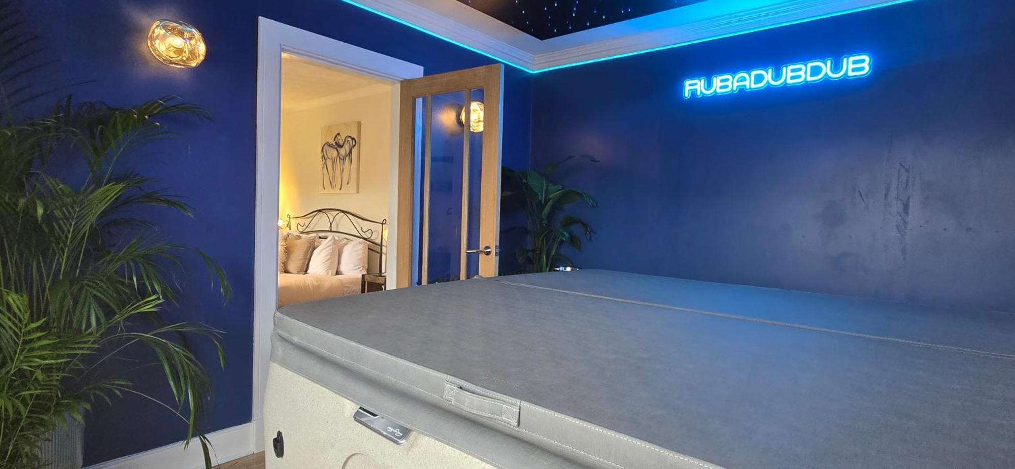 The New Blue Horse Suite At The Grumpy Schnauzer B&B Luxury Private Indoor Hot Tub Breakfast In Bed 에어드리 외부 사진