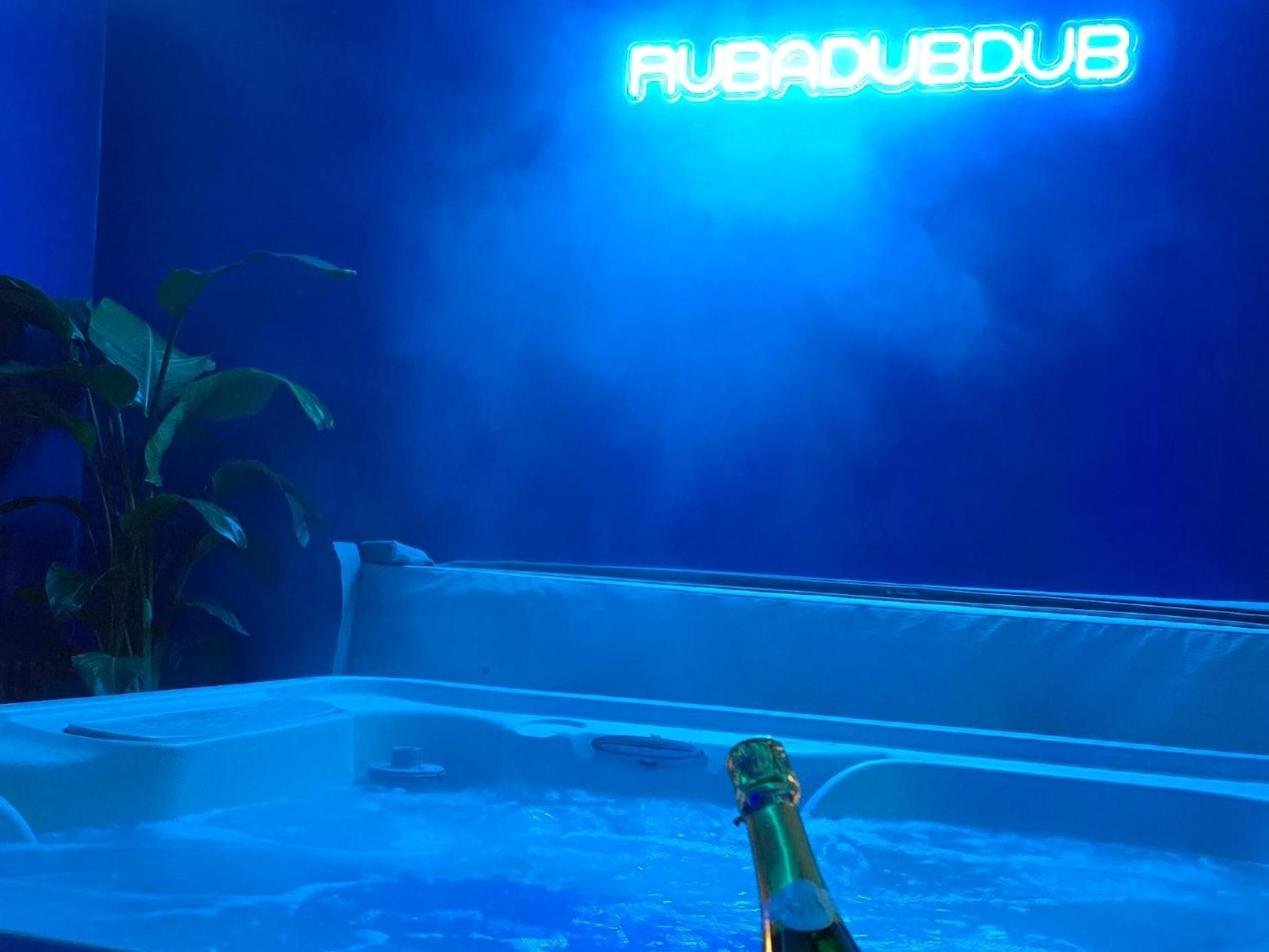 The New Blue Horse Suite At The Grumpy Schnauzer B&B Luxury Private Indoor Hot Tub Breakfast In Bed 에어드리 외부 사진