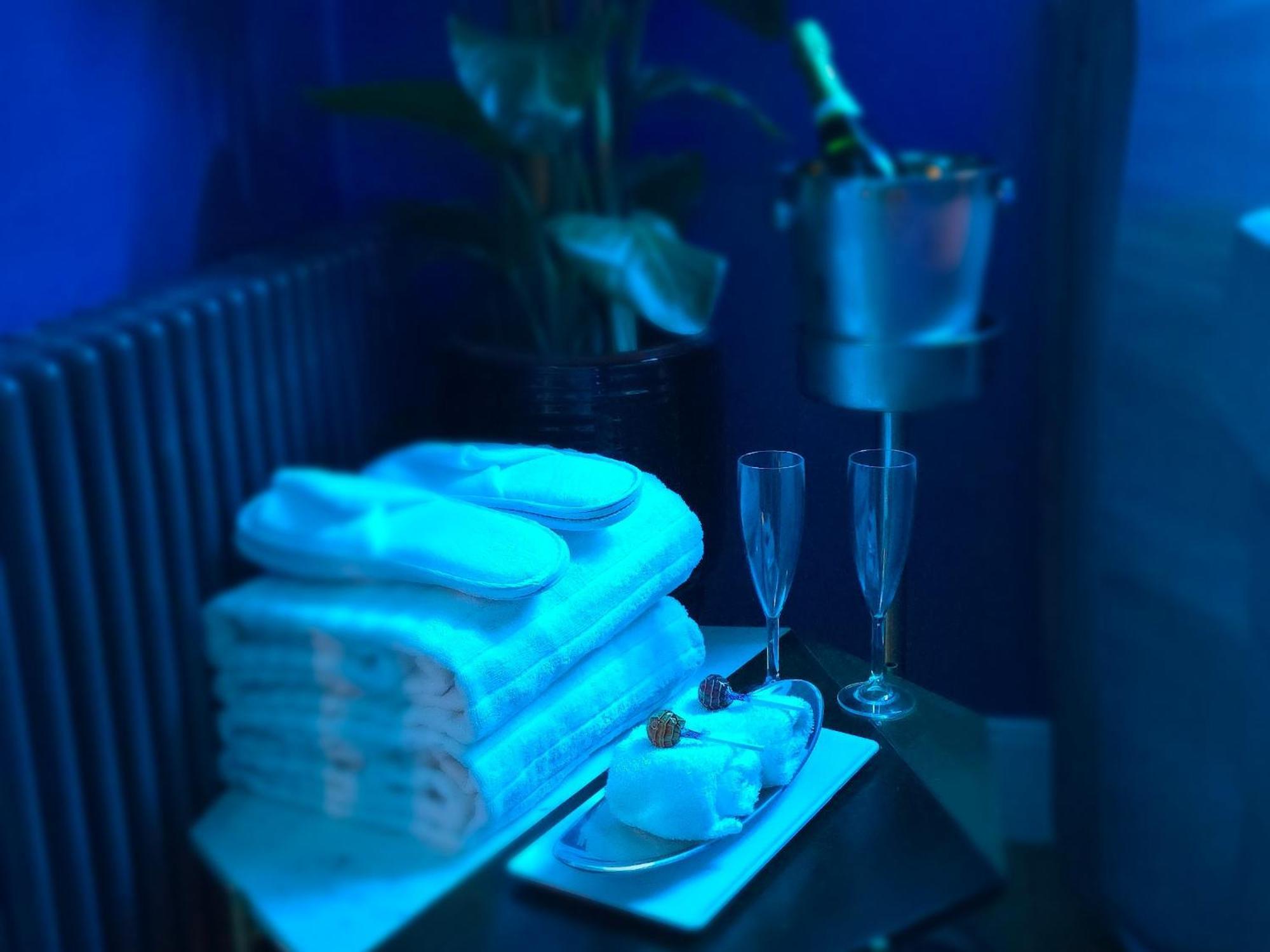 The New Blue Horse Suite At The Grumpy Schnauzer B&B Luxury Private Indoor Hot Tub Breakfast In Bed 에어드리 외부 사진