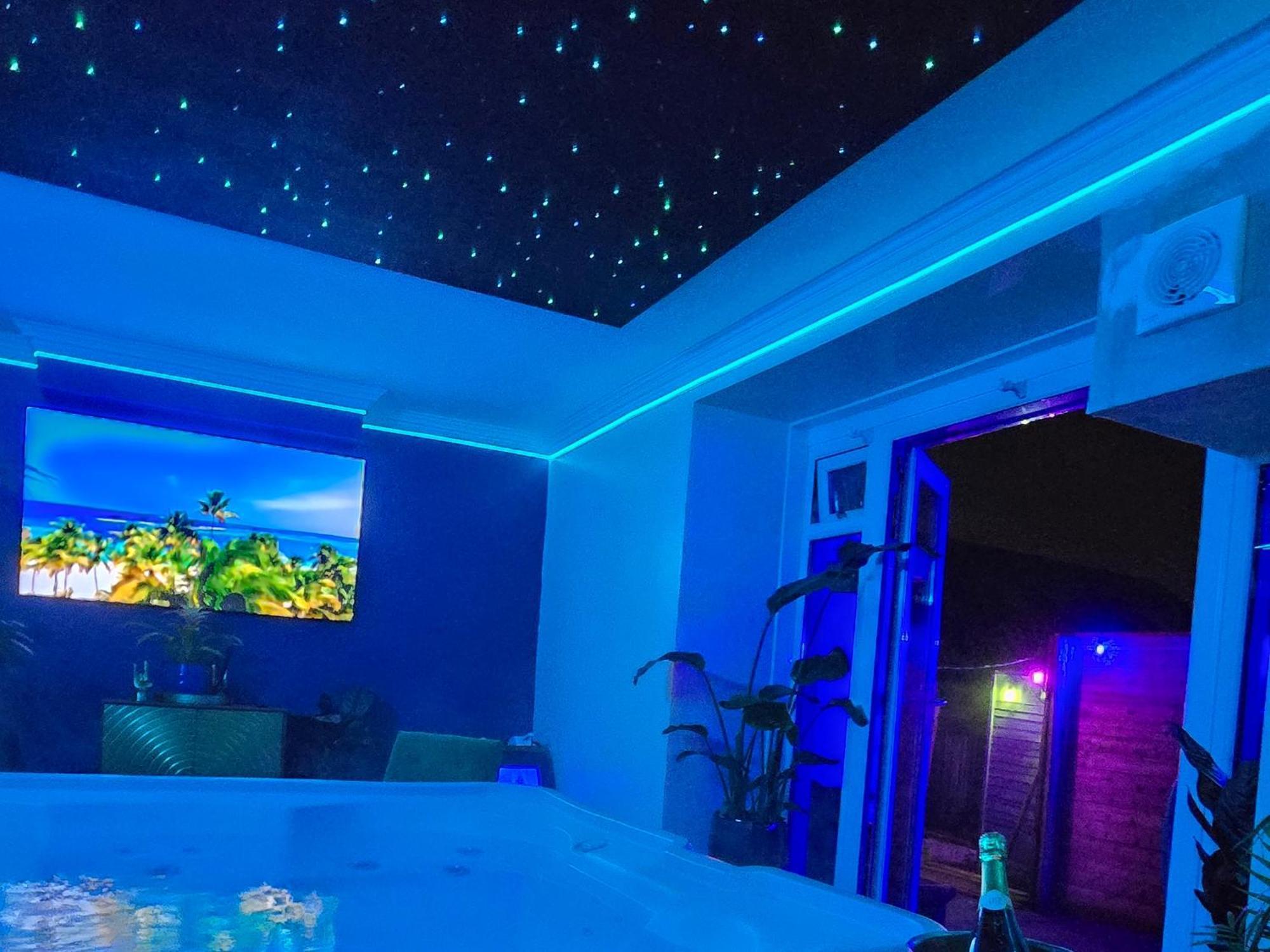 The New Blue Horse Suite At The Grumpy Schnauzer B&B Luxury Private Indoor Hot Tub Breakfast In Bed 에어드리 외부 사진